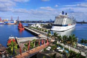 Kreuzfahrtschiff im Hafen von Las Palmas