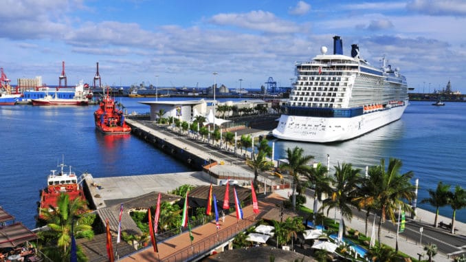 Kreuzfahrtschiff im Hafen von Las Palmas