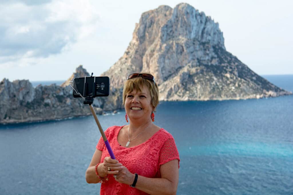 Warum Sie Ihre Ruhestandsjahre mit Langzeitaufenthalten im Urlaub verbringen sollten Seniorin in Cala d'Hort - Es Vedra, Ibiza, Spain