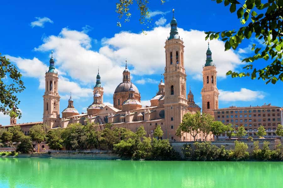 Zaragoza – Spaniens unterschätztes Kulturerbe am Ebro Kathedrale und Fluss Ebro in Saragossa