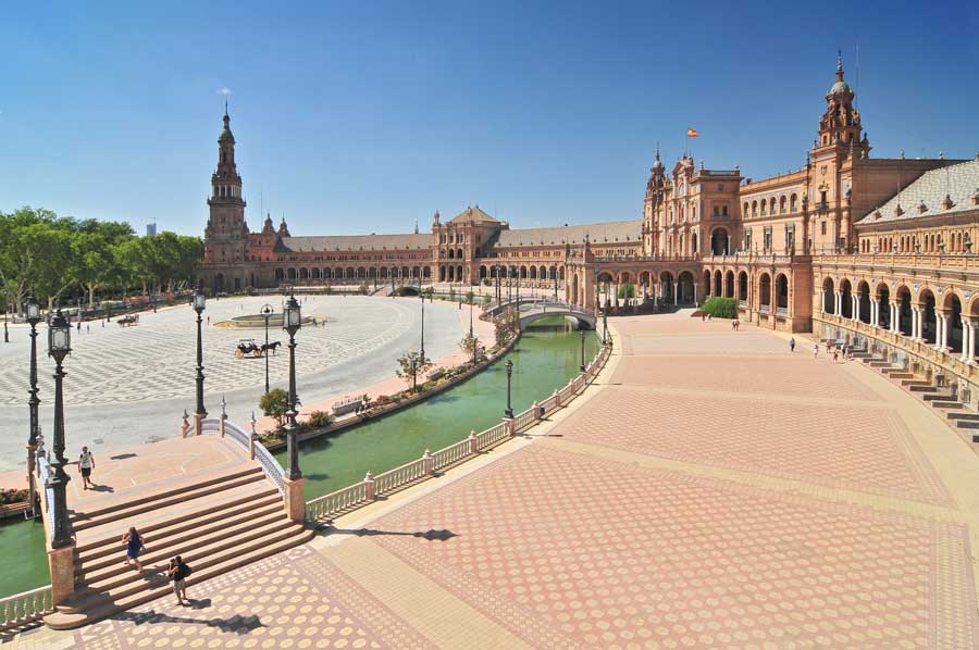 Sevilla – Flamenco, Lebensfreude und andalusische Geschichte Plaza de España (Place d'Espagne), erbaut zwischen 1914 und 1928 vom Architekten Anibal Gonzalez, Sevilla, Andalusien, Spanien.