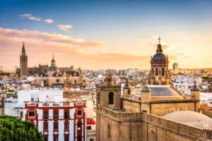Sevilla – Flamenco, Lebensfreude und andalusische Geschichte Historische spanische Stadtsilhouette bei Sonnenuntergang, ideal für Reiseorte Tipps in Spanien.