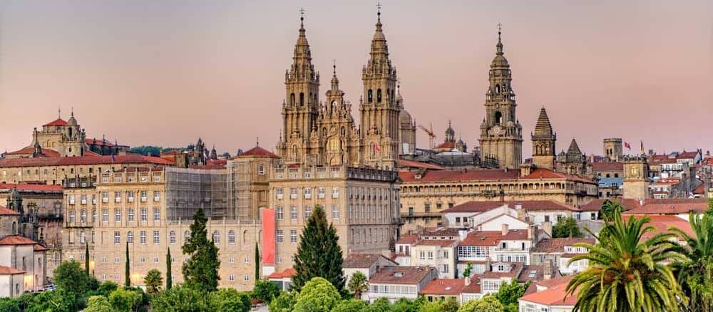 Panorama der Kathedrale von Salamanca mit historischen Gebäuden und grünen Parks in Spanien.