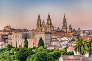 Panorama der Kathedrale von Salamanca mit historischen Gebäuden und grünen Parks in Spanien.