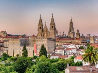 Panorama der Kathedrale von Salamanca mit historischen Gebäuden und grünen Parks in Spanien.