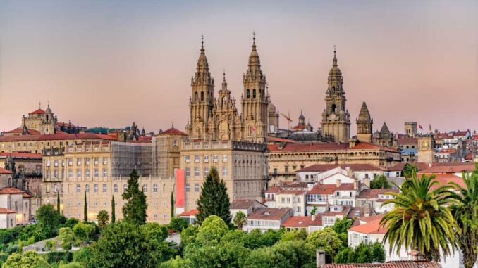 Spanien Blog ❀ Reiseorte Tipps Auswandern Panorama der Kathedrale von Salamanca mit historischen Gebäuden und grünen Parks in Spanien.