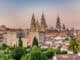 Panorama der Kathedrale von Salamanca mit historischen Gebäuden und grünen Parks in Spanien.