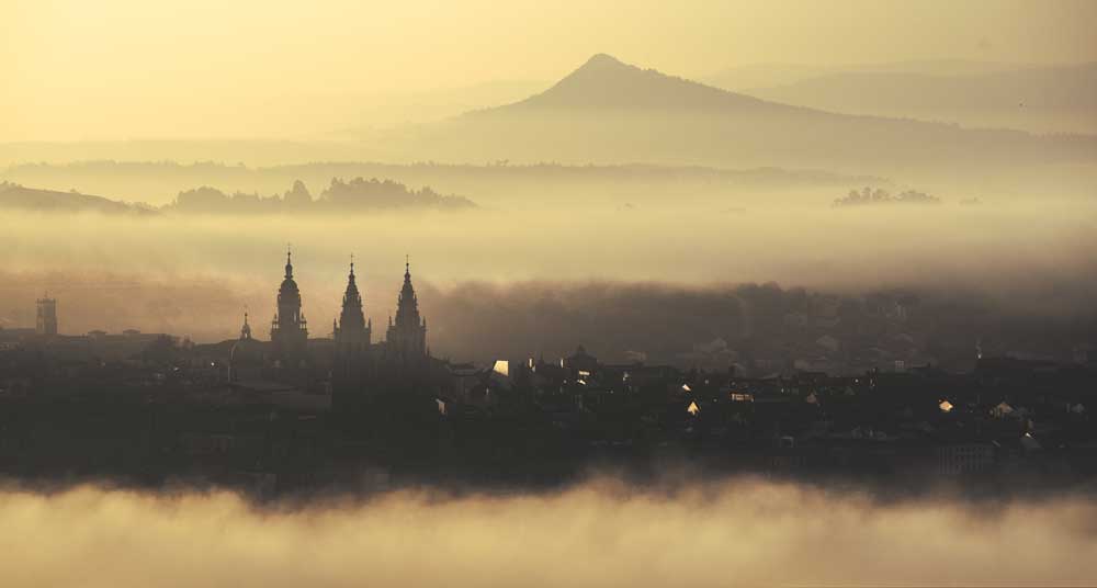 Reiseführer Santiago de Compostela – Tipps & Touren Santiago de Compostela im nebel