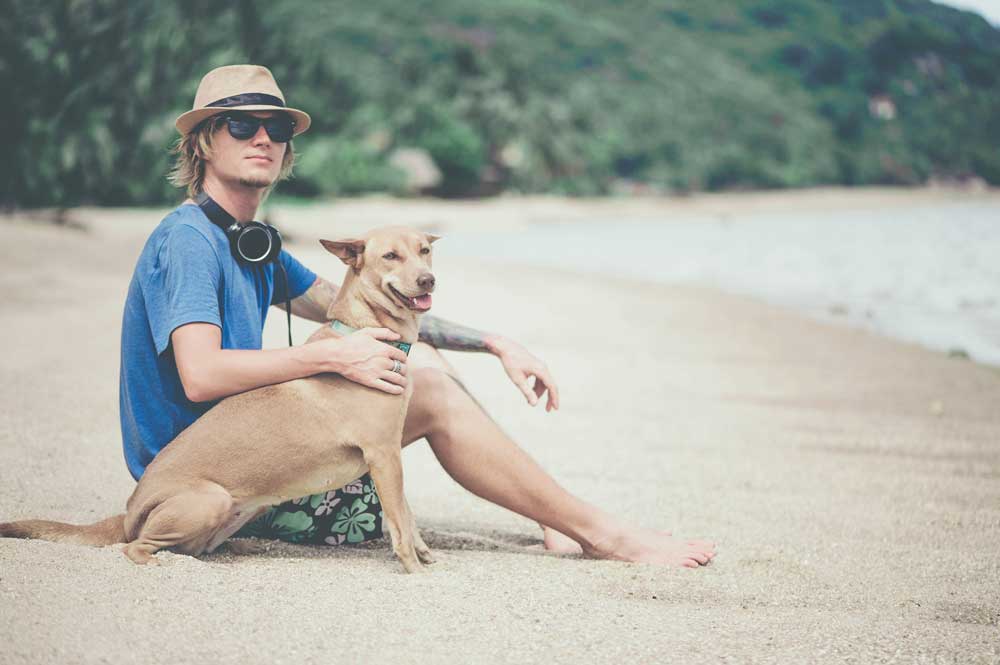 mit-hund-am-strand-in-spanien