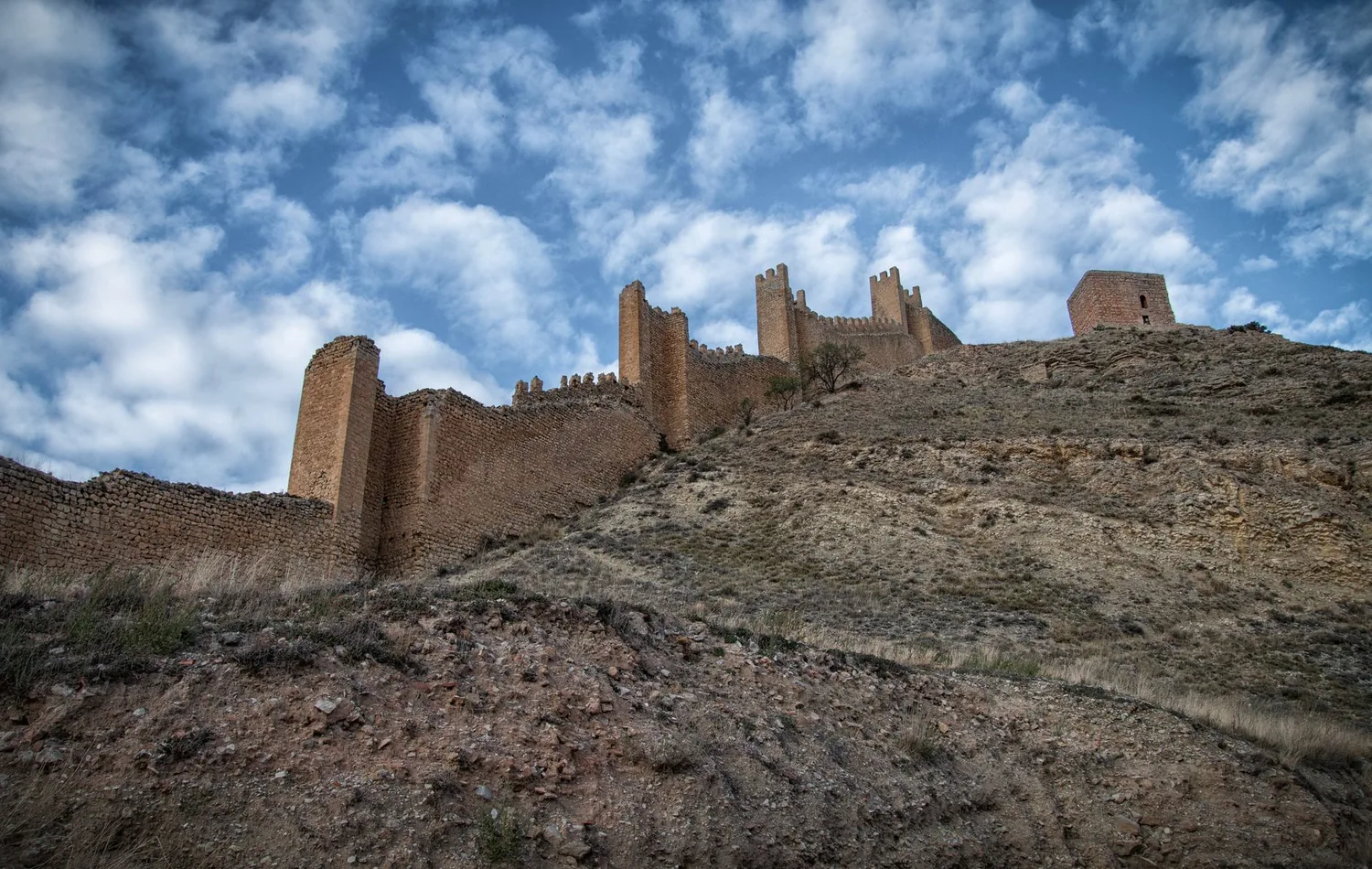 Mittelalterliche Stadtmauer und Torre del Andador oberhalb von Albarracín