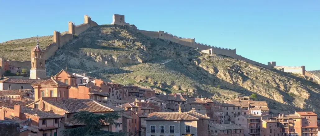 Panoramablick auf die mittelalterliche Stadtmauer und die Altstadt von Albarracín