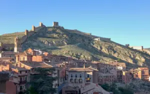 Panoramablick auf die mittelalterliche Stadtmauer und die Altstadt von Albarracín