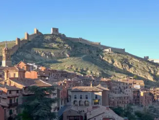 Panoramablick auf die mittelalterliche Stadtmauer und die Altstadt von Albarracín