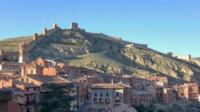 Panoramablick auf die mittelalterliche Stadtmauer und die Altstadt von Albarracín