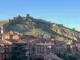 Panoramablick auf die mittelalterliche Stadtmauer und die Altstadt von Albarracín