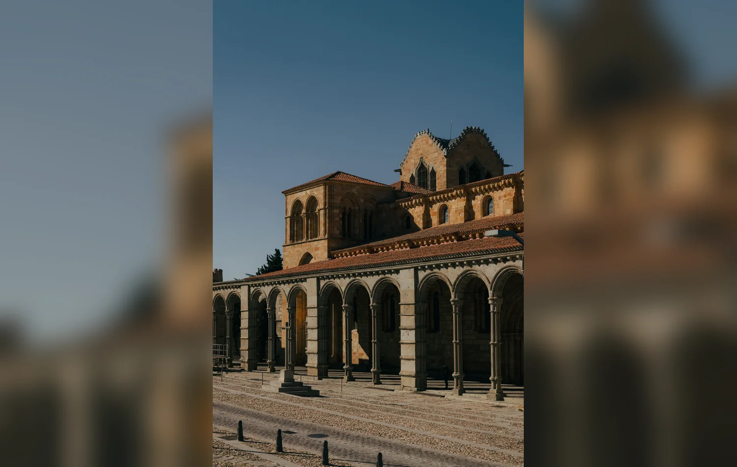 Romanische Basilika San Vicente in Ávila mit Arkaden und steinernen Fassaden