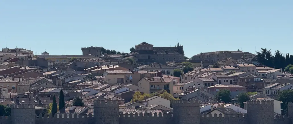 Panoramablick auf die mittelalterliche Stadtmauer und die Altstadt von Ávila