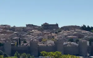 Panoramablick auf die mittelalterliche Stadtmauer und die Altstadt von Ávila