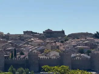 Panoramablick auf die mittelalterliche Stadtmauer und die Altstadt von Ávila