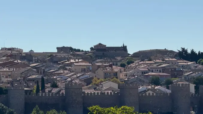 Stadtmauer und Altstadt von Ávila Panoramablick auf die mittelalterliche Stadtmauer und die Altstadt von Ávila