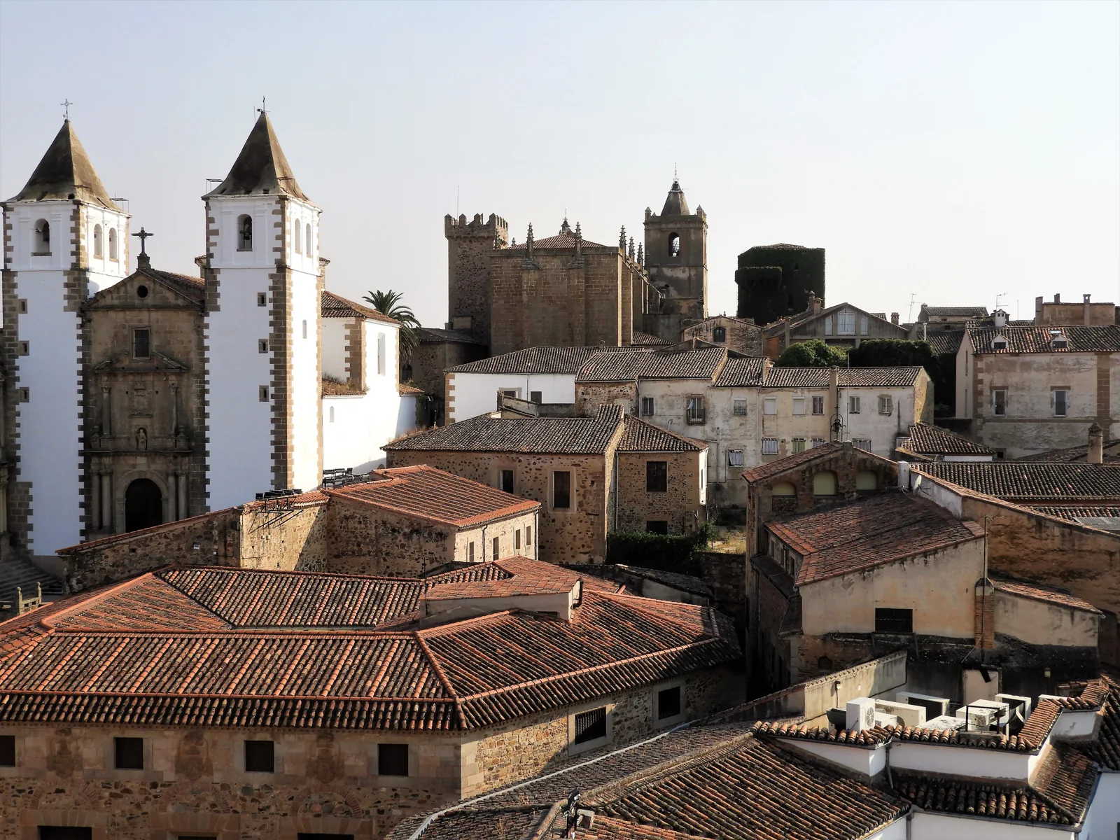 Blick über die Ziegeldächer der Altstadt von Cáceres mit den weißen Türmen von San Francisco Javier