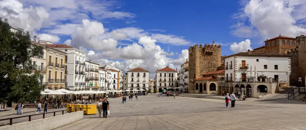 Weite Plaza Mayor in Cáceres mit Terrassen und der mittelalterlichen Torre de Bujaco