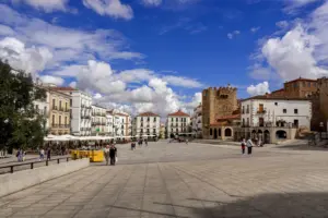 Weite Plaza Mayor in Cáceres mit Terrassen und der mittelalterlichen Torre de Bujaco