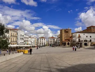 Weite Plaza Mayor in Cáceres mit Terrassen und der mittelalterlichen Torre de Bujaco