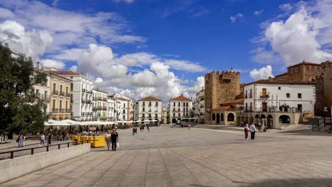Weite Plaza Mayor in Cáceres mit Terrassen und der mittelalterlichen Torre de Bujaco