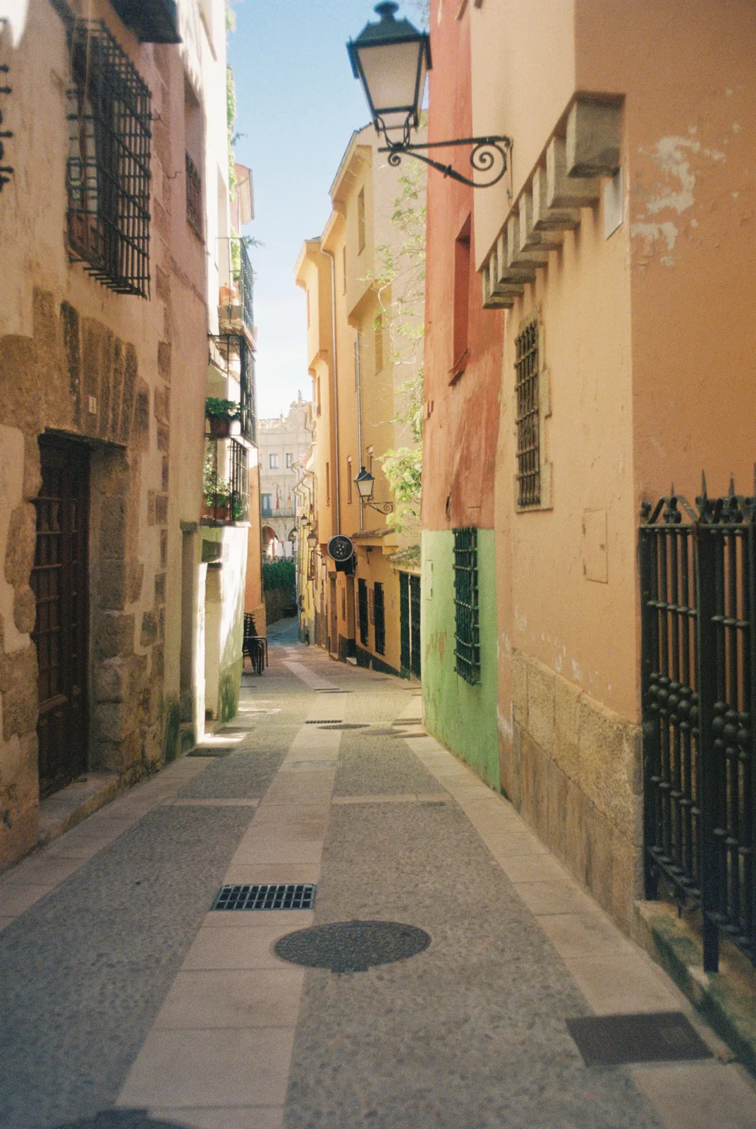 Schmale Gasse zwischen farbigen historischen Häusern in Cuenca
