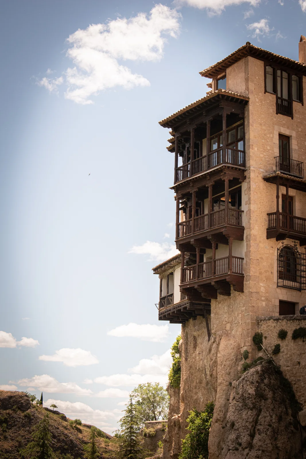 Hölzerne Balkone der Casas Colgadas über dem Felsrand in Cuenca