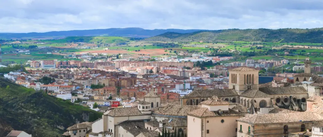 Blick über die historische Oberstadt von Cuenca mit Kathedrale und den Häusern der Unterstadt