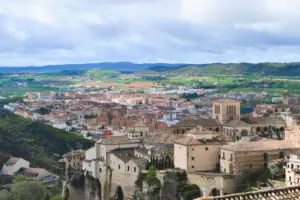 Blick über die historische Oberstadt von Cuenca mit Kathedrale und den Häusern der Unterstadt