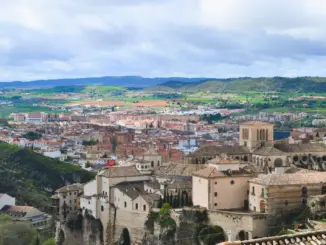 Blick über die historische Oberstadt von Cuenca mit Kathedrale und den Häusern der Unterstadt