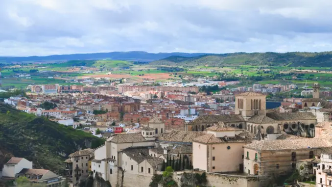 Blick über die historische Oberstadt von Cuenca mit Kathedrale und den Häusern der Unterstadt