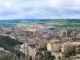 Blick über die historische Oberstadt von Cuenca mit Kathedrale und den Häusern der Unterstadt