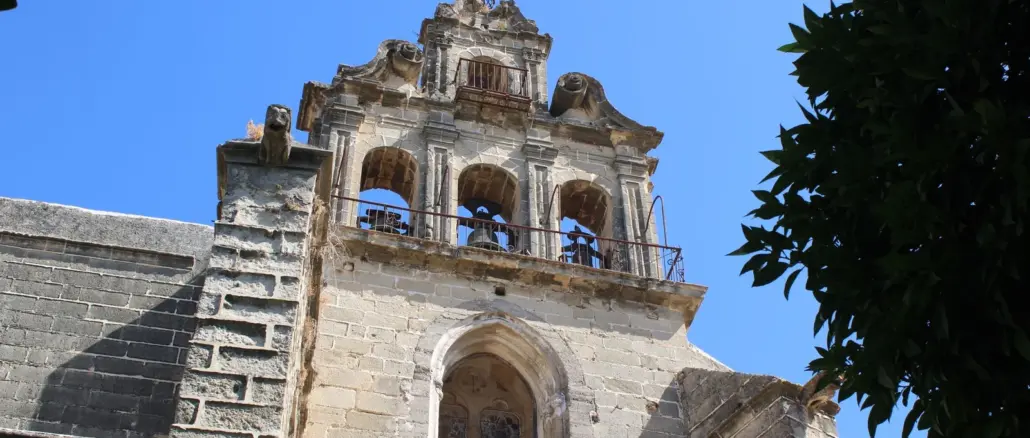 Glockenfassade der Kirche San Marcos in Jerez de la Frontera unter blauem Himmel