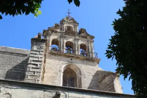 Jerez de la Frontera: Alcázar, Sherry und Pferdekultur entdecken Glockenfassade der Kirche San Marcos in Jerez de la Frontera unter blauem Himmel