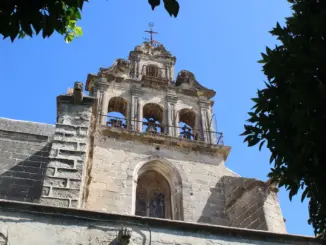 Glockenfassade der Kirche San Marcos in Jerez de la Frontera unter blauem Himmel
