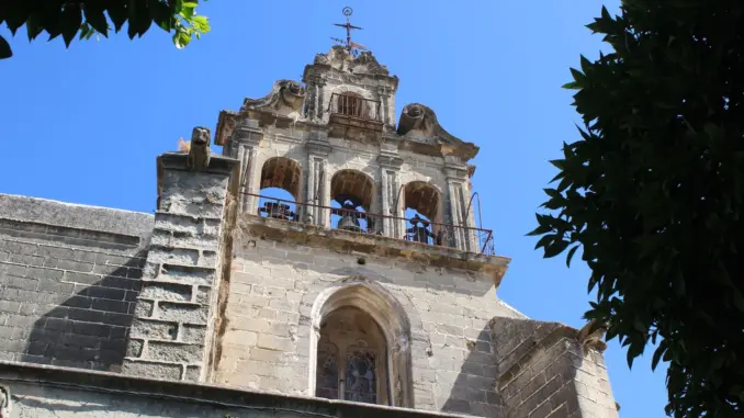 Kirche San Marcos in Jerez de la Frontera Glockenfassade der Kirche San Marcos in Jerez de la Frontera unter blauem Himmel