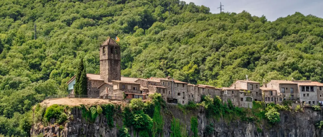 Castellfollit de la Roca auf einer bewaldeten Basaltklippe in La Garrotxa