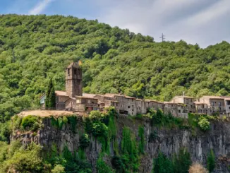 Castellfollit de la Roca auf einer bewaldeten Basaltklippe in La Garrotxa