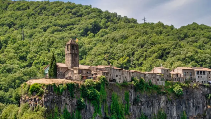 Castellfollit de la Roca auf einer bewaldeten Basaltklippe in La Garrotxa