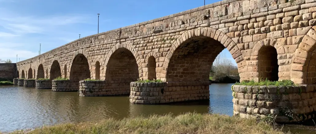 Römische Steinbrücke mit Bogenreihe über den Guadiana in Mérida