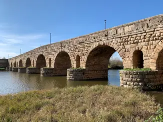 Römische Steinbrücke mit Bogenreihe über den Guadiana in Mérida