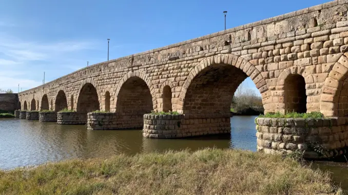 Römische Steinbrücke mit Bogenreihe über den Guadiana in Mérida