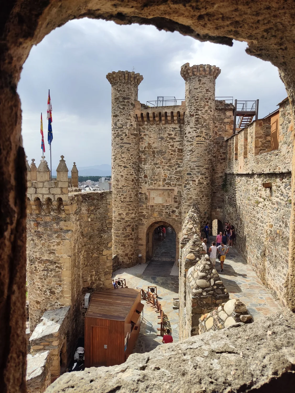 Innenhof und Türme des Castillo de los Templarios in Ponferrada