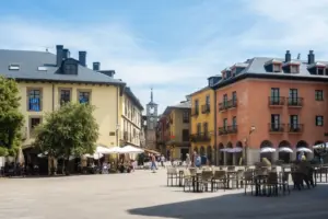 Plaza mit farbigen Fassaden und Uhrturm in der Altstadt von Ponferrada