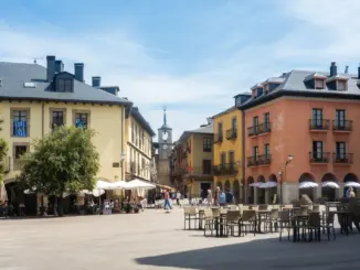 Plaza mit farbigen Fassaden und Uhrturm in der Altstadt von Ponferrada