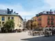 Plaza mit farbigen Fassaden und Uhrturm in der Altstadt von Ponferrada